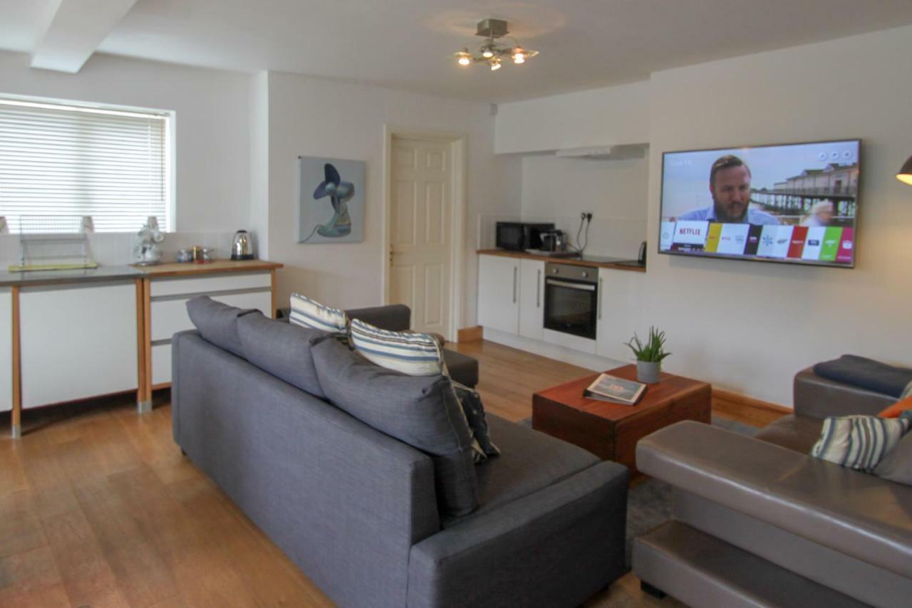 Just B: Central Town Apartment with Smart TV and Power Shower Dartmouth Exterior photo
