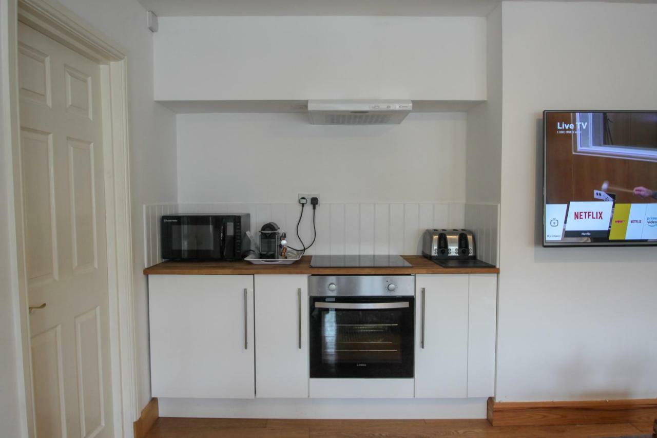 Just B: Central Town Apartment with Smart TV and Power Shower Dartmouth Room photo