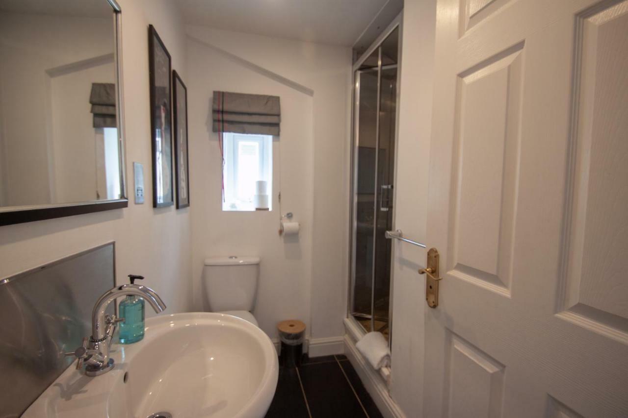 Just B: Central Town Apartment with Smart TV and Power Shower Dartmouth Exterior photo
