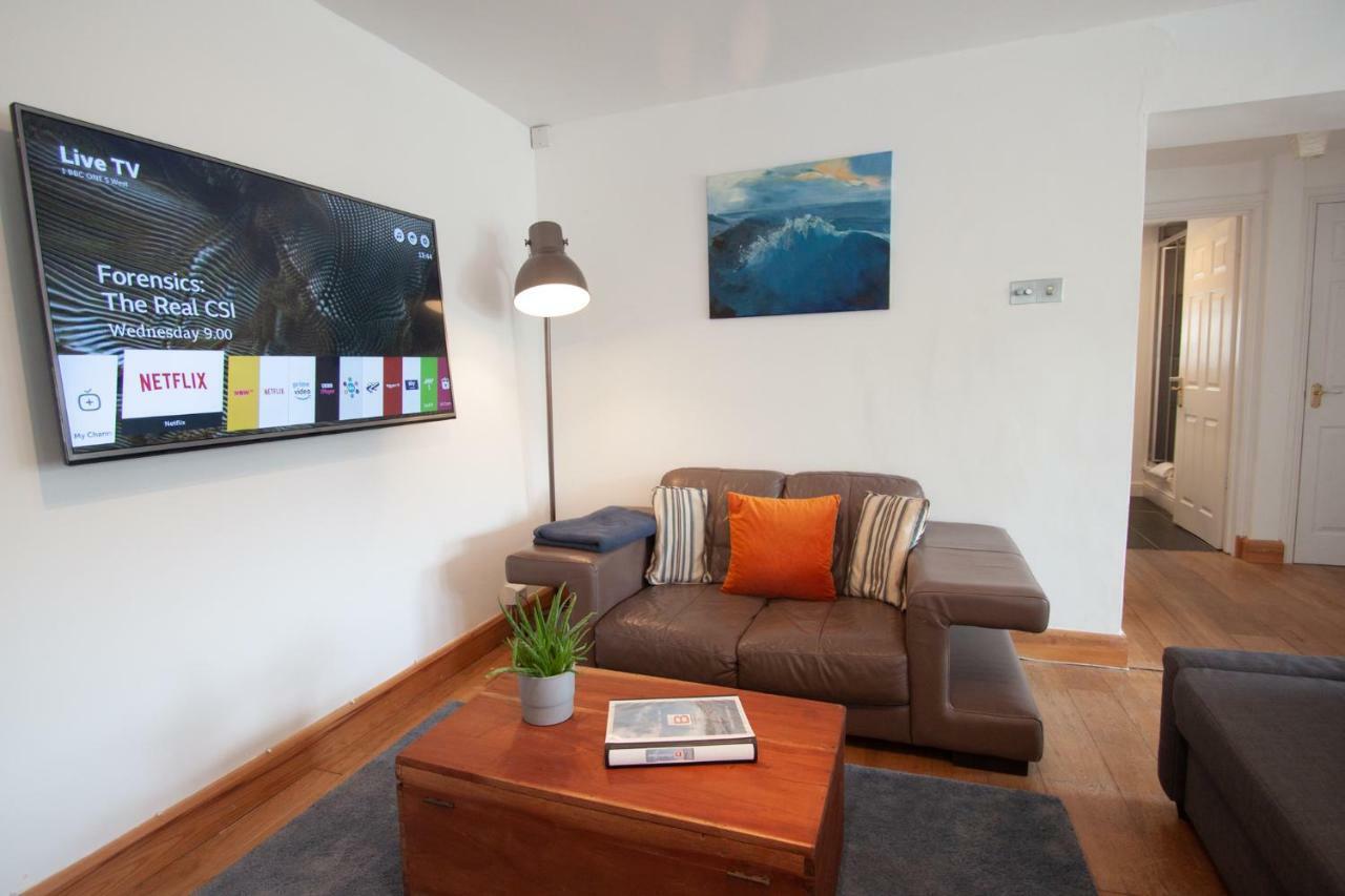 Just B: Central Town Apartment with Smart TV and Power Shower Dartmouth Exterior photo