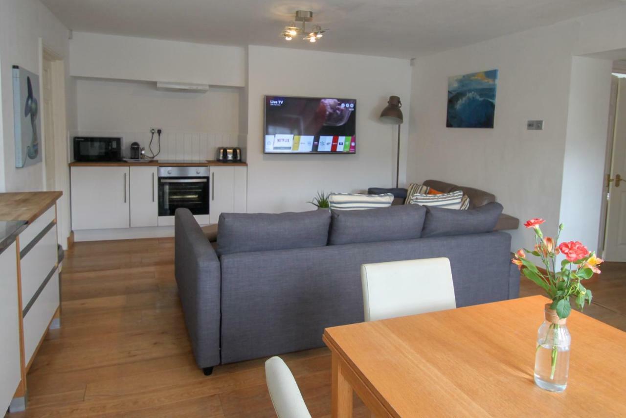 Just B: Central Town Apartment with Smart TV and Power Shower Dartmouth Exterior photo